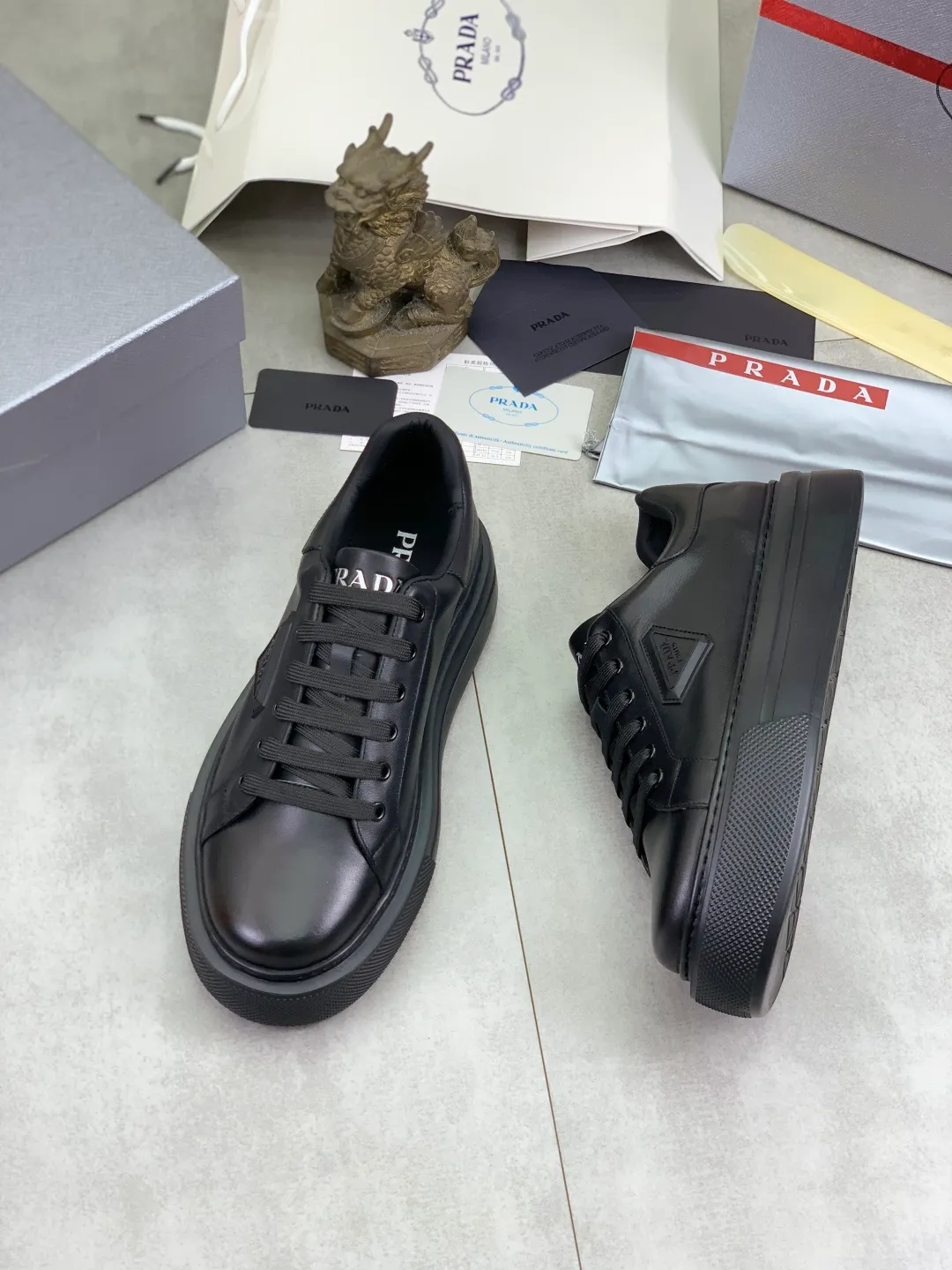 Men's shoes 💰P560💰[New style] popular models are on the official website, 🆘 Trendy brand (Prada) mainly promotes popular models, avant-garde and versatile fashion men's shoes private version mold opening, cowhide surface splicing 1:1.. Fashionable and simple, original imported cowhide lining cowhide feet; the atmosphere and personality are more fashionable, eye-catching and pursuing class. It will subvert the old idea and be a must-have for fashionistas with you! Must keep it for yourself! Tall and comfortable, large and low, high-end quality workmanship. Number of yards: 38-45 4️⃣optional.